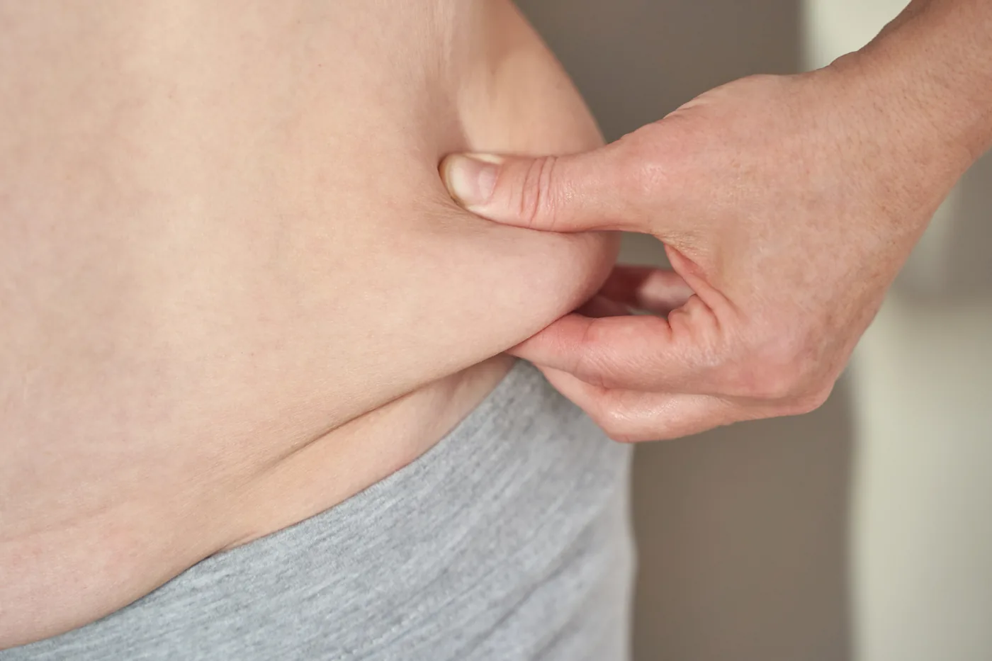 Dry therapy with vibration for cellulite on hips and buttocks